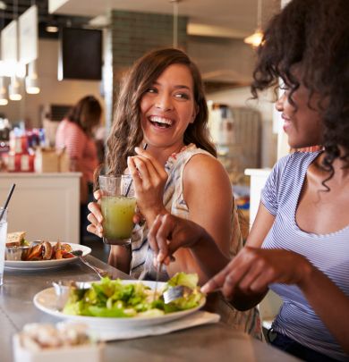 Two friends eating lunch together
